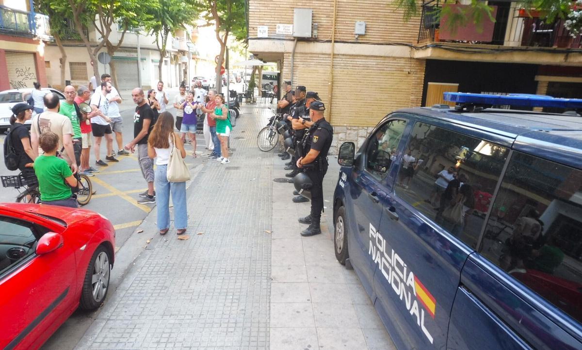 Protesta de activistas y cordón de la Policía Nacional.