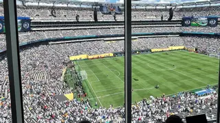 Lo que no se vio del Mundial de Clubes: deja tu pistola en casa, bebe cervezas por 20 euros y ve el fútbol a través de cristaleras
