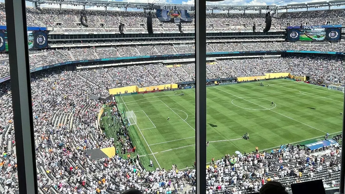 Lo que no se vio del Mundial de Clubes: deja tu pistola en casa, bebe cervezas por 20 euros y ve el fútbol a través de cristaleras