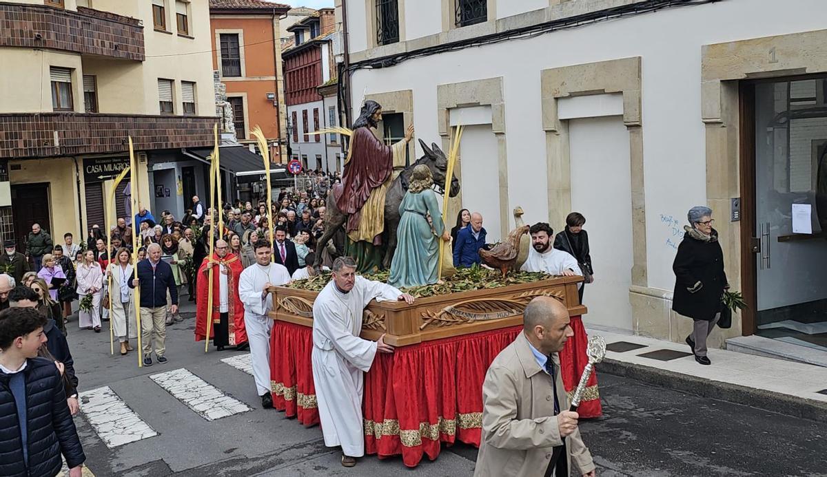 La procesión de La Borriquillla, a su paso por el centro de la Villa. | V. A.