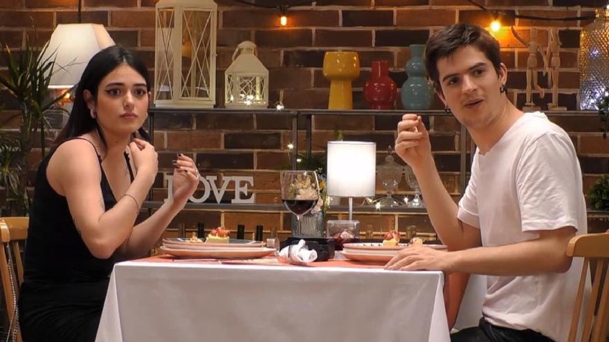 Andrea y Deklan sorprendidos por un extraño ruido durante su cita en &#039;First Dates&#039;