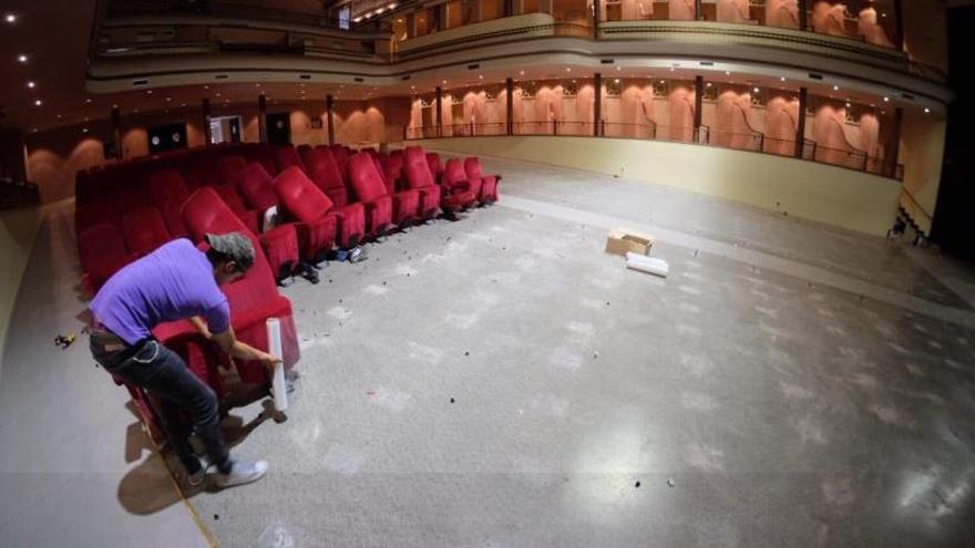 La sala del teatre on s&#039;estan retirant les butaques