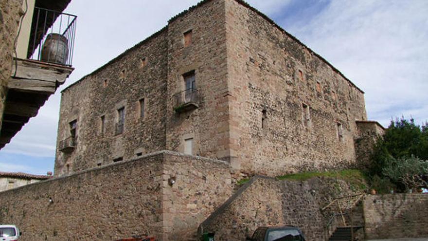 El castell de Santa Pau havia estat el punt neuràlgic del sistema de defensa de la localitat.