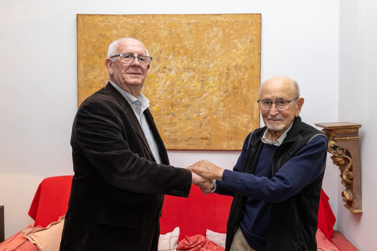 El alcalde Vicent Ciscar llega a un acuerdo con el pintor Salvador Montesa, en Sevilla, para la donación de su obra.