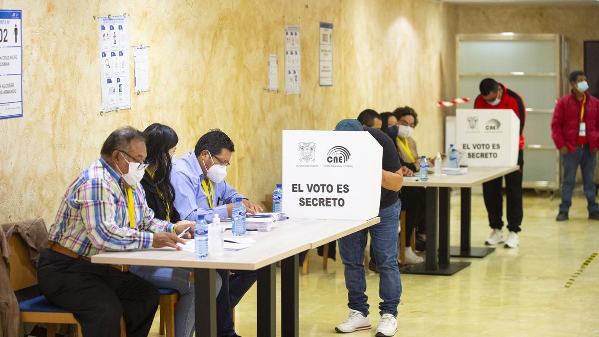 Los ecuatorianos residentes en la Región votan en la segunda vuelta de las elecciones de su país