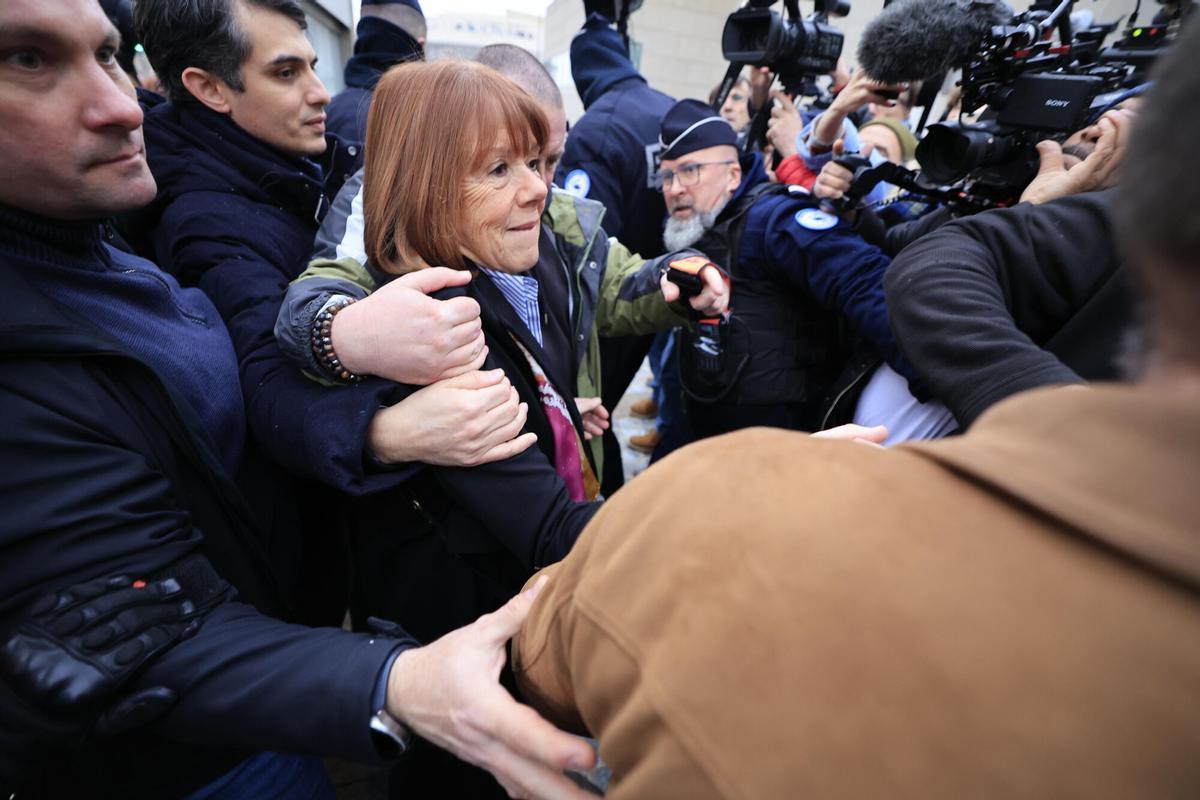 Avignon (France), 02/12/2024.- Gisele Pelicot (C), escorted by her lawyers Stephane Babonneau (L) and policeman arrive at the criminal court where her husband Dominique Pelicot is on trial in Avignon, South of France, 19 December 2024. Judges will hand down verdicts on 51 men in the mass rape trial in which Dominique Pelicot is accused of drugging and raping his then-wife, Gisele Pelicot as well as inviting dozens of men to rape her while she was unconscious at their home in Mazan, France, between 2011 and 2020. (Francia) EFE/EPA/GUILLAUME HORCAJUELO