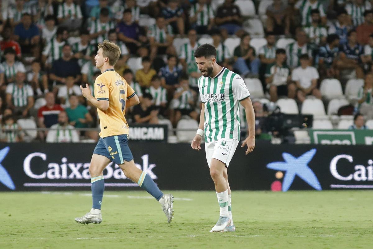 Jacobo González se lamenta tras una acción del Córdoba CF-Racing de la primera vuelta.