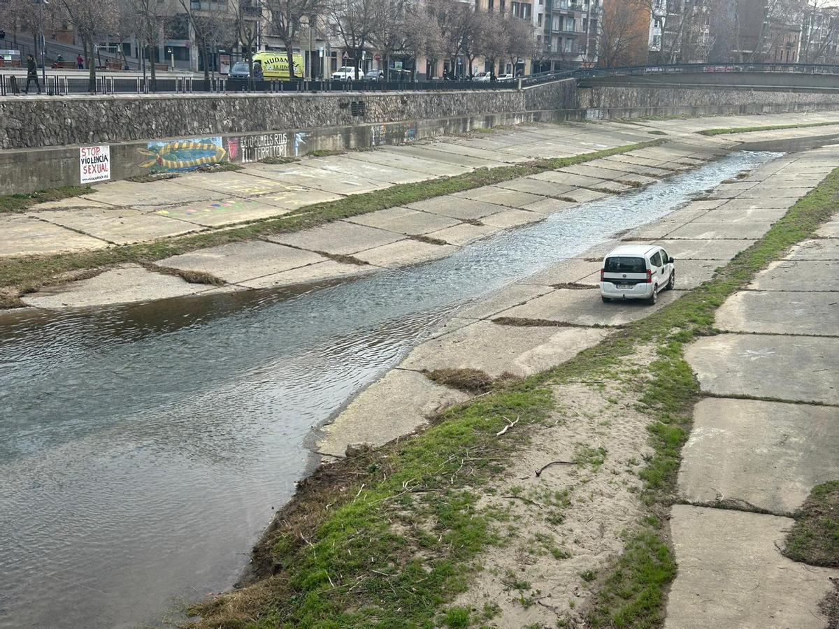 Un vehicle dels tècnics accedeix a la llera de l’Onyar durant les tasques de col·locació de trampes al centre de Girona.