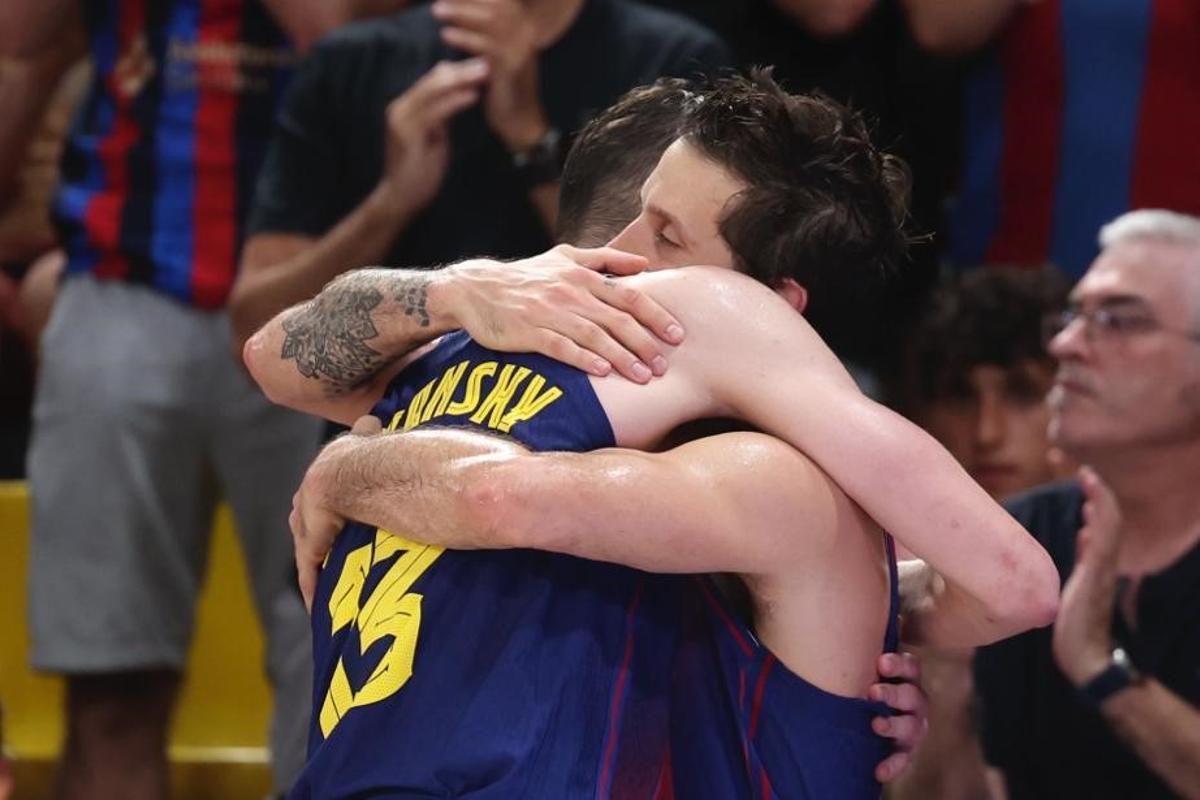 Emotivo abrazo entre Satoransky y Laprovittola, en su último encuentro juntos con el Barça