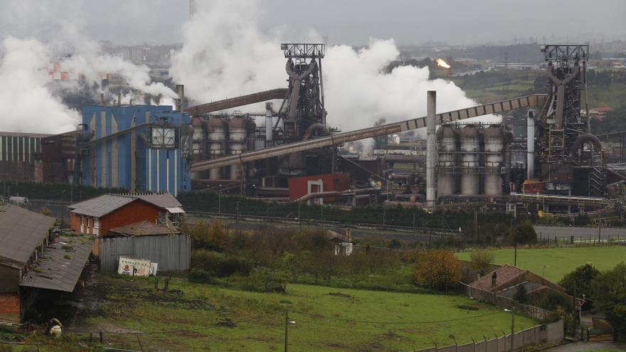 Vista de la fábrica de acero de ArcelorMittal en Gijón