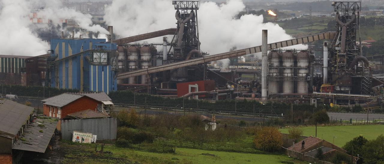 Vista de la fábrica d'aceru d'ArcelorMittal en Xixón.