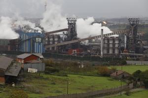 Archivo - Vista de la fábrica de acero de ArcelorMittal en Gijón