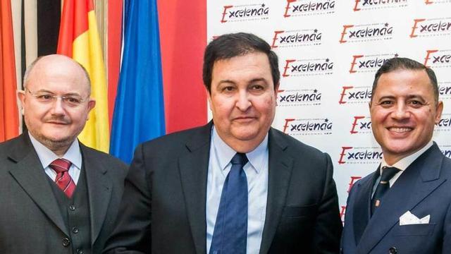 Desde la izquierda, Antonio Gabriel Pérez Mateu, Luis Llaca con su condecoración e Ignacio de Jacob Gómez.