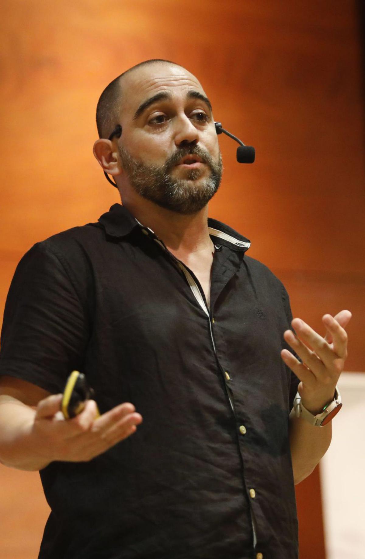 Armando Bastida, en una conferencia en el Club Diario de Ibiza. | TONI ESCOBAR