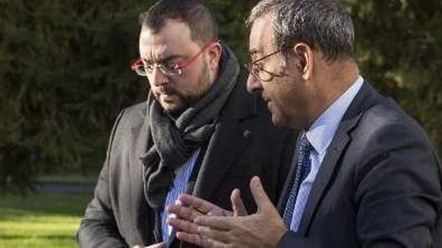 Adrián Barbón y Fernando Lastra, ayer, charlando.