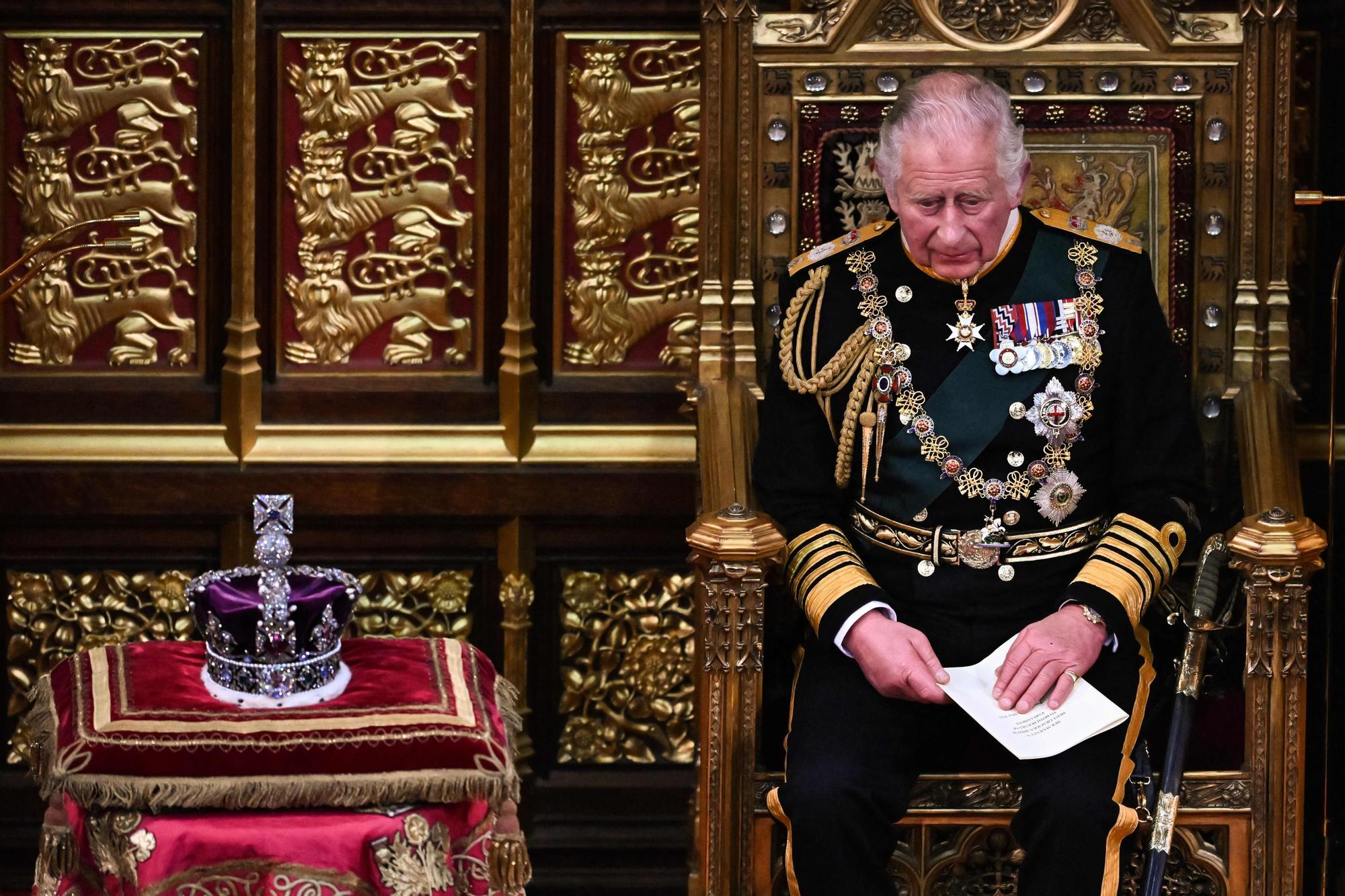 El rey Carlos, el 10 de mayo de 2022, cuando aún era príncipe de Gales, tras leer el discurso de la reina en el Parlamento británico.