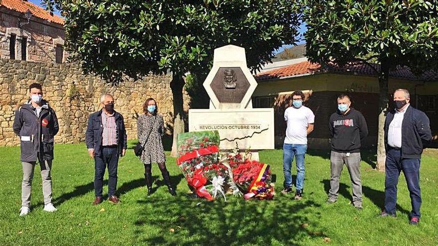 Miembros del PCE de Asturias, ayer, durante la ofrenda floral.