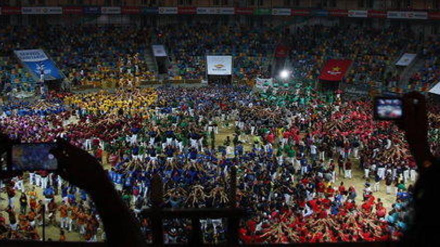 Dos espectadors fent fotografies durant el Concurs de Castells de Tarragona