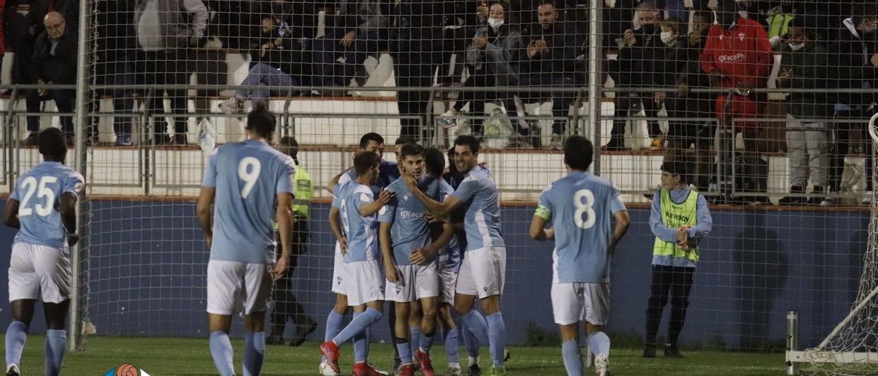 Los jugadores del CFI Alicante celebran un gol