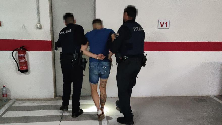 Un maltratador se cuela en casa de su ex, le roba el coche, embiste a la Policía y acaba estrellándose en Alhama