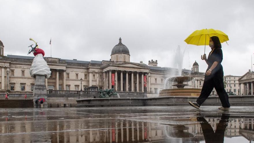 Una mujer pasea por Trafalgar Square