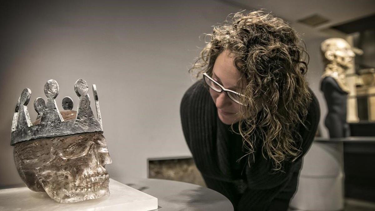 'Corona de plomo', pieza de vidrio y plomo de Quim Falcó y Txell Tembleque, en la exposición de artesanía 'Relarts'.