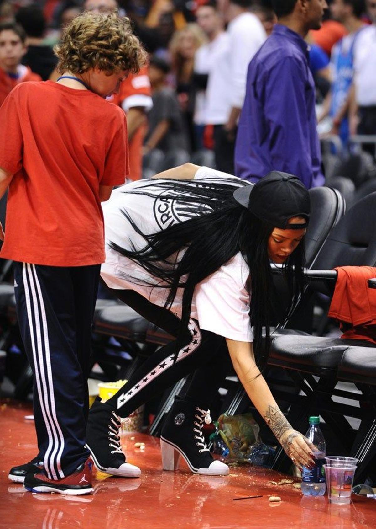 Rihanna deja su bebida en el suelo para atender a un fan