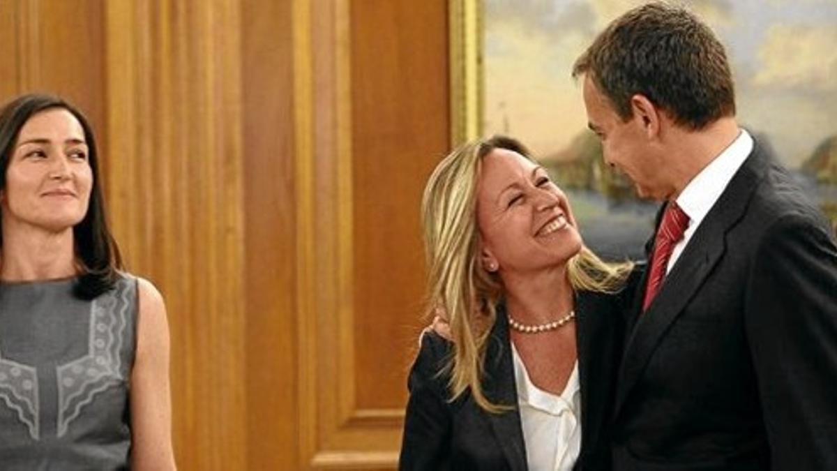 Ángeles González-Sinde mira de reojo la felicitación de Zapatero a Trinidad Jiménez en la jura del cargo de las dos ministras, el pasado 7 de abril.