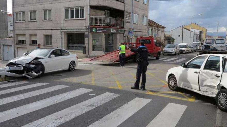 Lugar donde se produjo el accidente de tráfico, con los dos vehículos implicados.  // Muñiz