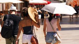 Imágenes de personas  por las calles de Málaga en plena ola de calor, a 12 de julio de 2024, en Málaga, Andalucía (España). El fenómeno del terral ha provocado la elevación de la alerta a Málaga debido a las altas temperaturas previstas para este viernes.