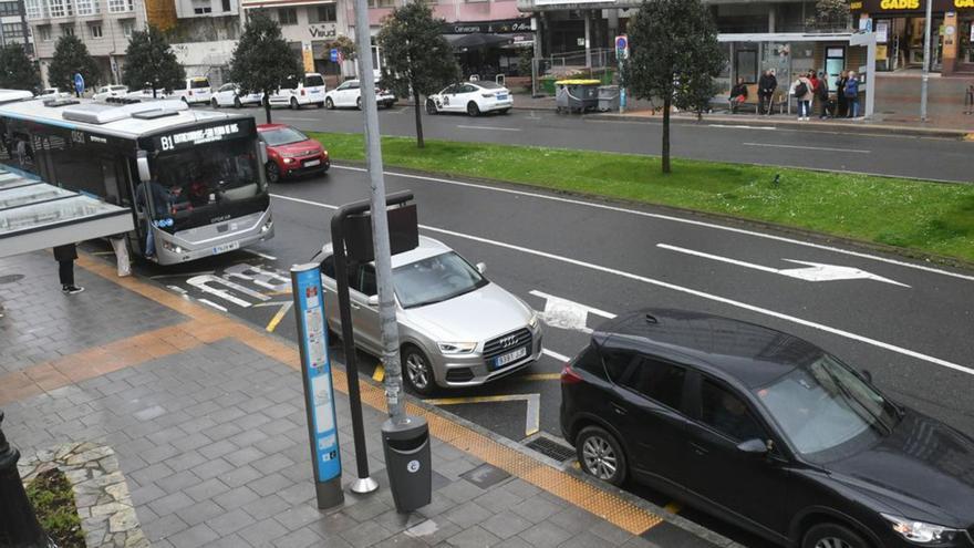 Automóviles en la zona reservada de la parada de Os Castros.   | // C. PARDELLAS