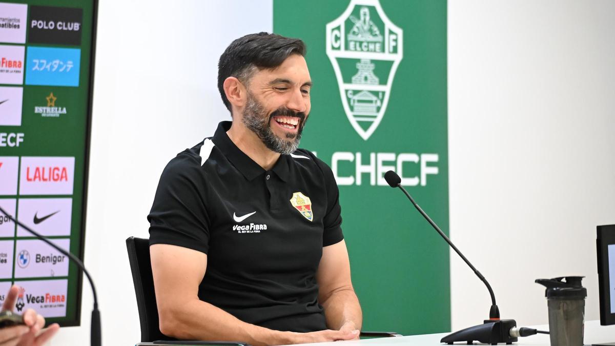 Eder Sarabia sonríe en sala de prensa tras la victoria contra el Racing de Ferrol.