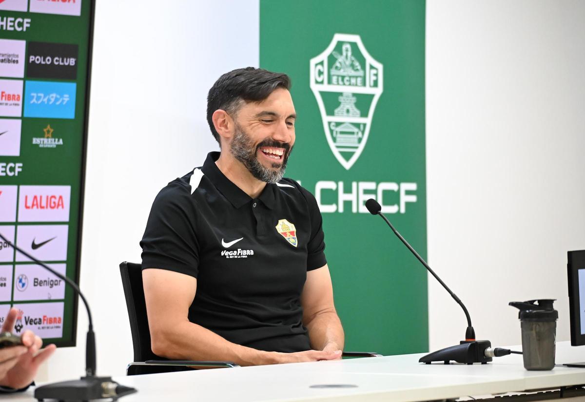 Eder Sarabia sonríe en sala de prensa tras la victoria contra el Racing de Ferrol.
