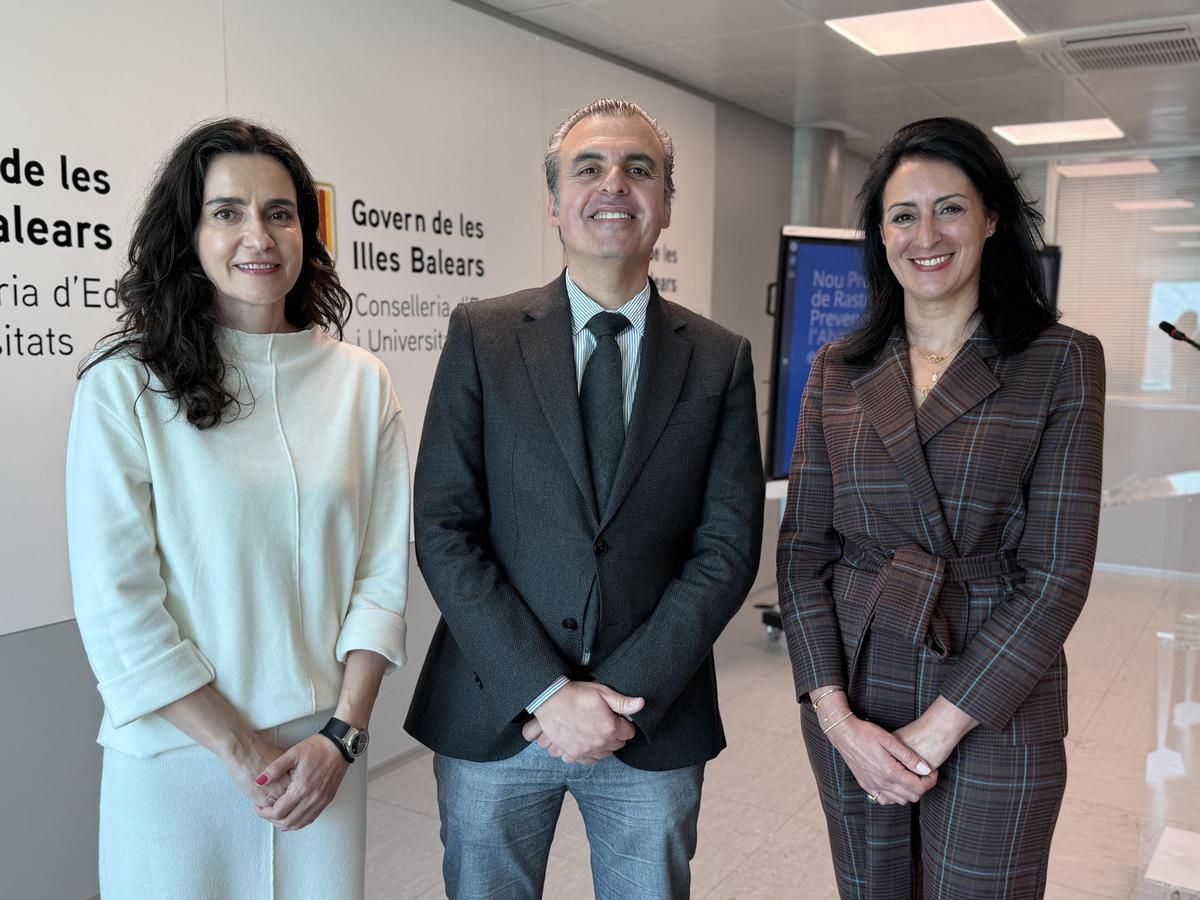Neus Riera, Antoni Vera e Isabel Salas, este lunes en la Conselleria de Educación.
