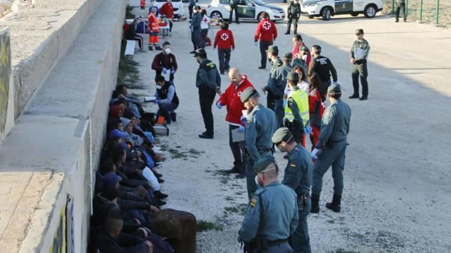 Arriba al puerto de la esperanza Caras felices, identificaciones y...