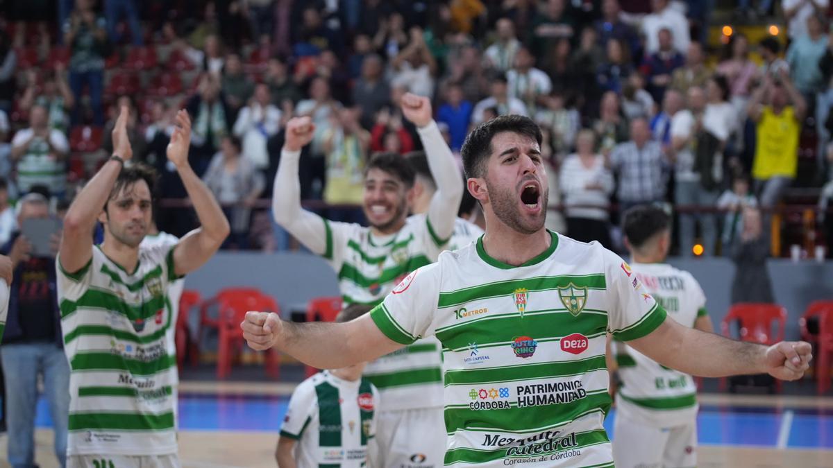 Ismael celebra la victoria ante el Manzanares en Vista Alegre.