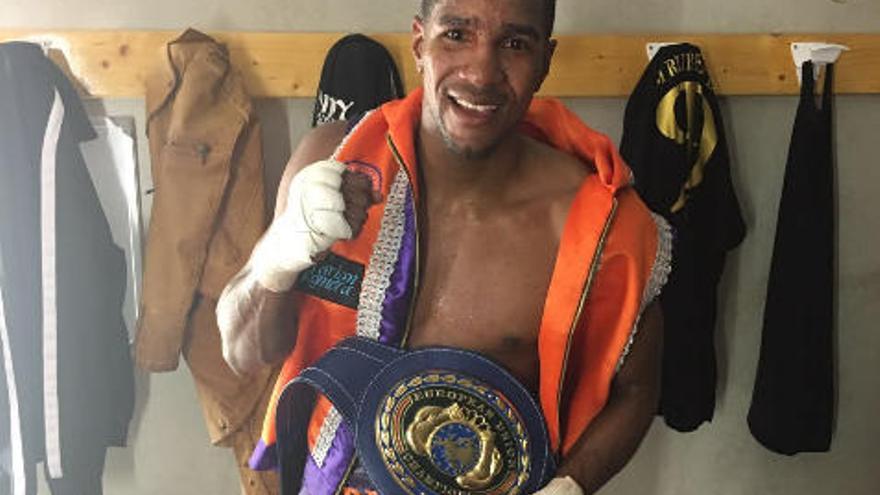 Mariano Hilario &#039;Tiburón&#039; con el cinturón de campeón de la Unión Europea de Boxeo del peseo supermedio