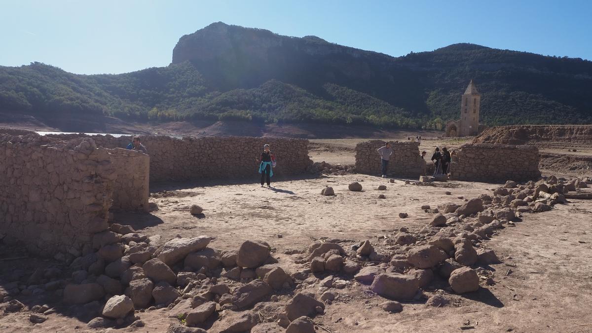 Turismo de sequía en el pantano de Sau