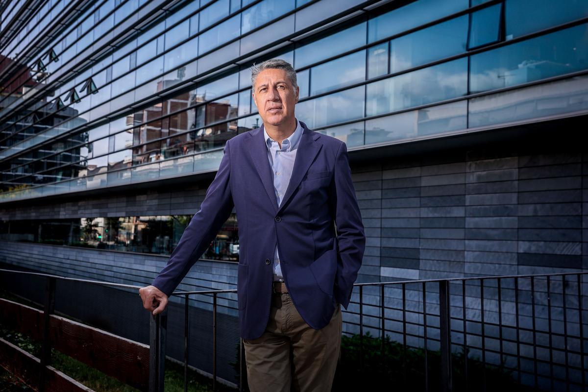 Xavier García Albiol, alcalde de Badalona, en la entrada de las oficinas municipales