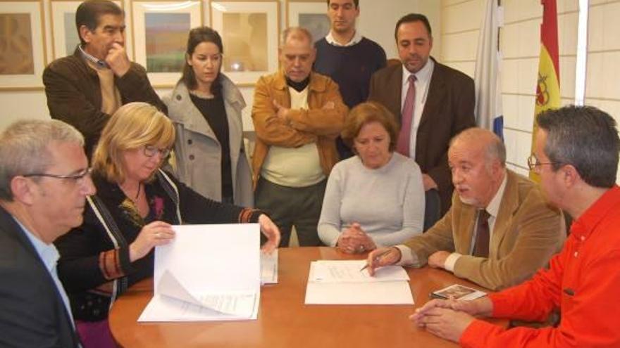La familia de Fernando Gil y los representantes municipales durante la firma de la donación.