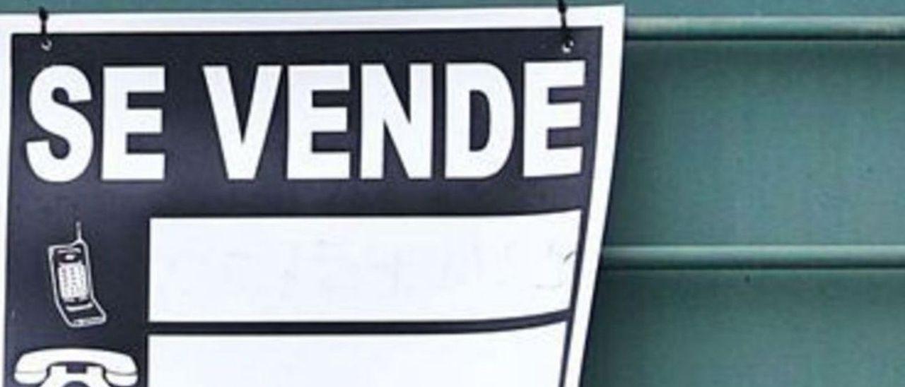 Cartel de ‘Se vende’ en un inmueble de la zona turística del Sur.