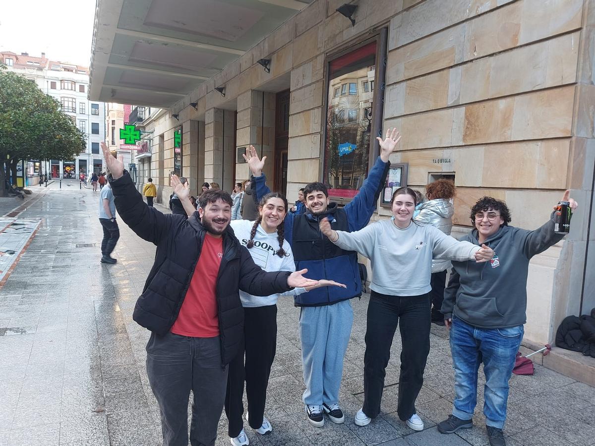 Las colas para el concurso de charangas, en imágenes