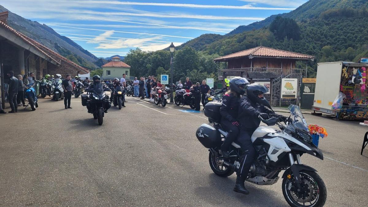 Motoristas participantes en una concentración en Caso