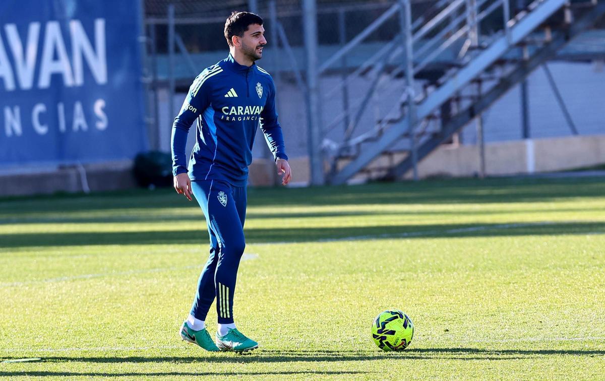 Pomares, con el balón durante un entrenamiento.