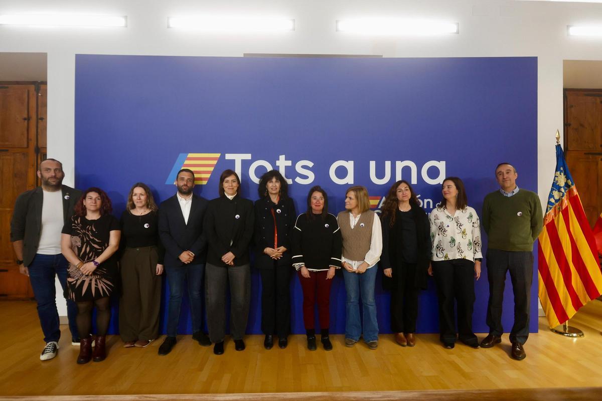 Las ministras Diana Morant y Ana Redondo, con los representantes de la Asamblea por una Semana Santa Inclusiva en Sagunt; también están Pilar Bernabé y Darío Moreno.