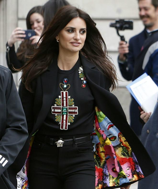 Penélope Cruz con look de Versace