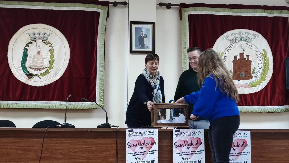 La alcaldesa de Segorbe, Mª Carmen Climent, durante el sorteo de la campaña de San Valentín.