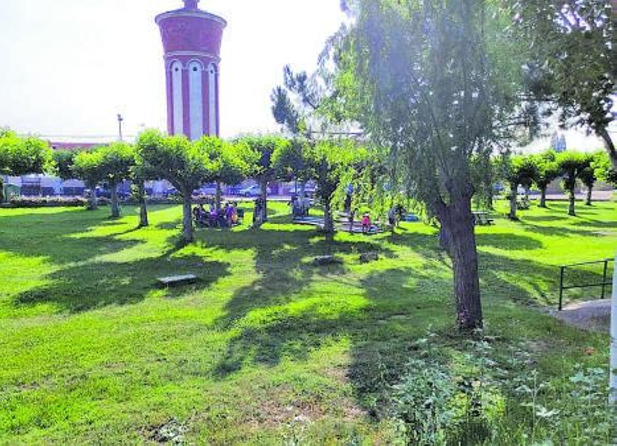 Los bañistas disfrutan desde hace días del arenero de la playa fluvial de Santa Cristina y la gran arboleda