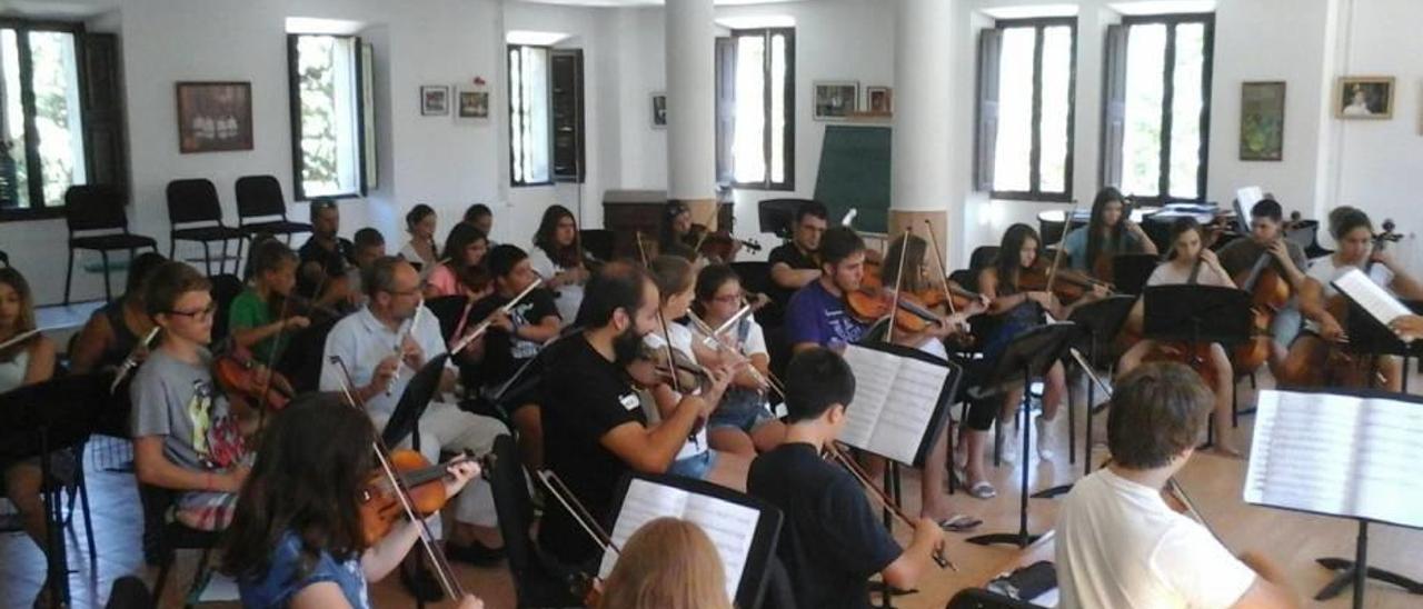 La formación musical de los alumnos es la única actividad que no cambia en todo el año.