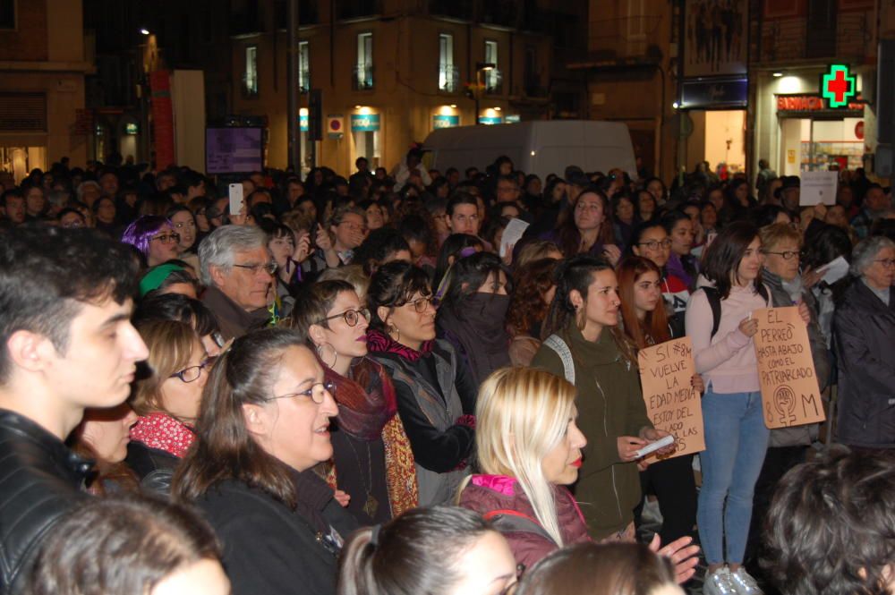 Multitudinària manifestació feminista a Figueres